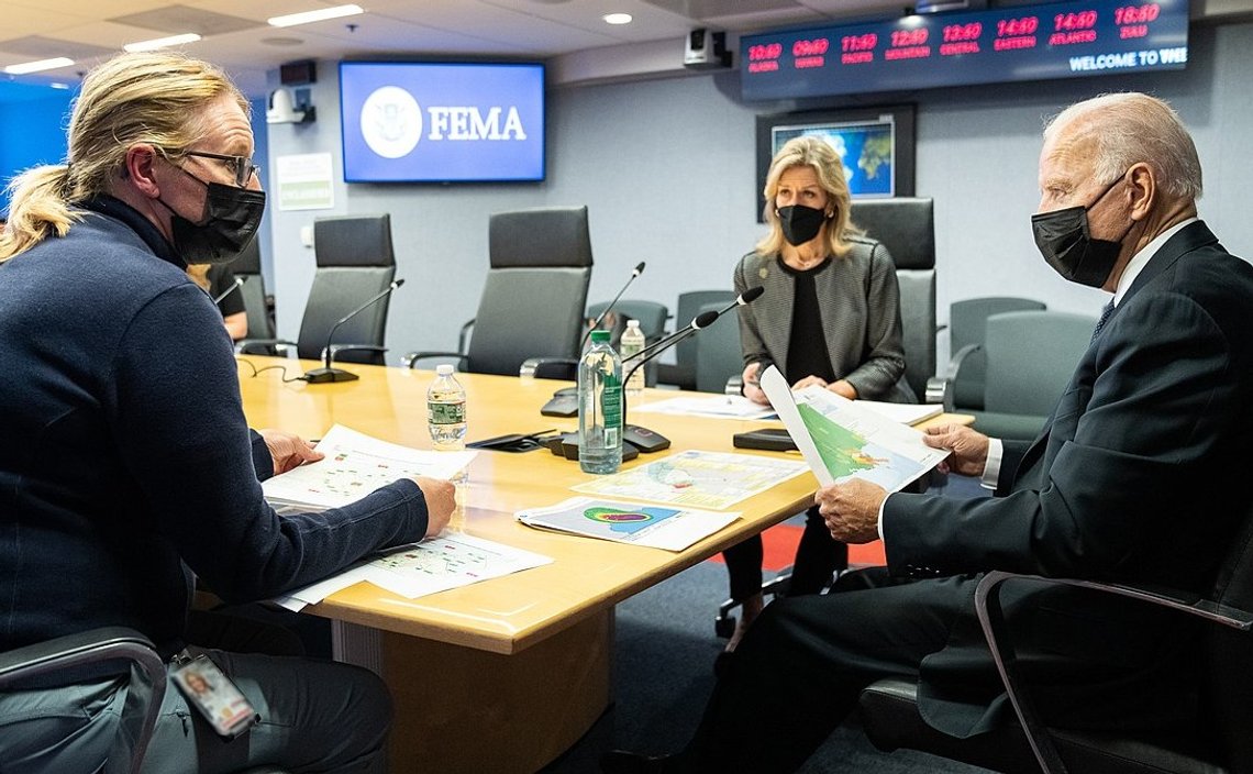 Præsident Biden deltager i en FEMA-briefing forud for orkanen Ida. 21. august 2021. Foto: Wikimedia. Præsident Biden deltager i en FEMA-briefing forud for orkanen Ida. 21. august 2021. Foto: Wikimedia.