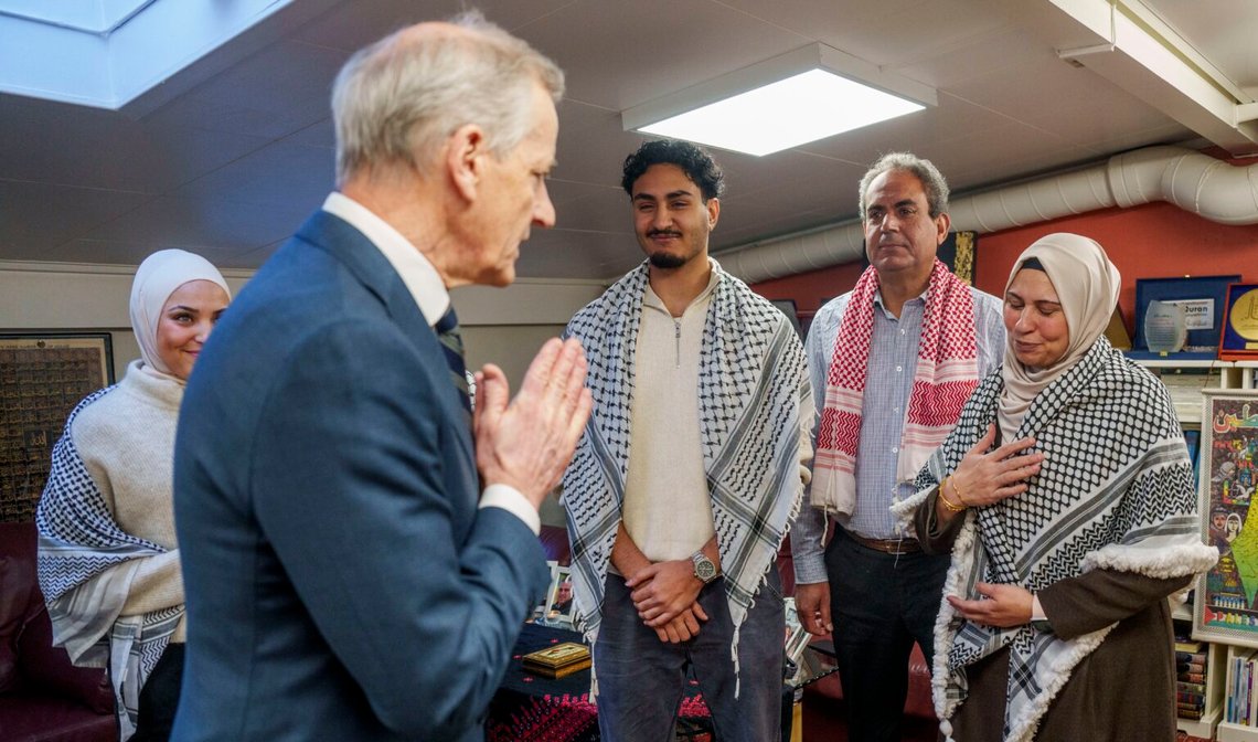 Statsminister Jonas Gahr Støre (Ap) hilser på en familie fra Gaza for at høre, hvordan de oplever situationen i Mellemøsten, i den islamistiske Rabita-moské i Oslo, som flere terrorister har besøgt, den 26. februar 2025. Foto: Javad Parsa / NTB. Statsminister Jonas Gahr Støre (Ap) hilser på en familie fra Gaza for at høre, hvordan de oplever situationen i Mellemøsten, i den islamistiske Rabita-moské i Oslo, som flere terrorister har besøgt, den 26. februar 2025. Foto: Javad Parsa / NTB.