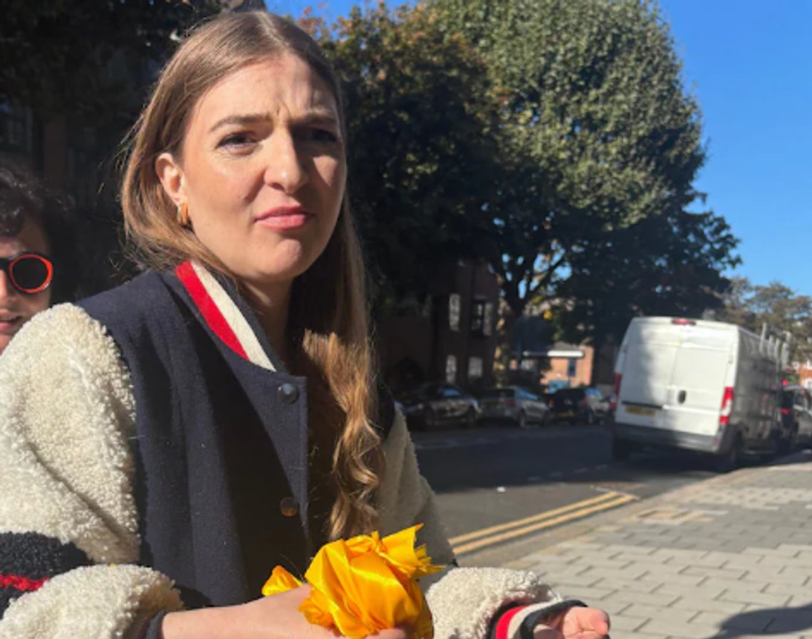 Dette er Nadia Yahlom, kvinden der ødelagde de gule bånd til minde om israelske gidsler i Gazastriben, som hun hævdede fremmede tolerance over for folkedrab. Foto: X/ Ivor Biggun Dette er Nadia Yahlom, kvinden der ødelagde de gule bånd til minde om israelske gidsler i Gazastriben, som hun hævdede fremmede tolerance over for folkedrab. Foto: X/ Ivor Biggun