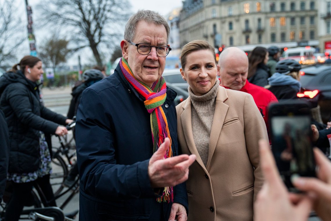 Sophie Hæstorp Andersen (S) fører valgkamp med Mette Frederiksen (S) og en række andre S profiler, blandt andet Poul Nyrup, Peter Hummelgaard, Ida Auken og Pernille Rosenkrantz-Theil på Dronning Louises Bro i København tirsdag den 16. november 2021. Den 16. november er der kommunalvalg og regionsrådsvalg i Danmark. (Foto: Martin Sylvest/Ritzau Scanpix 2021) Sophie Hæstorp Andersen (S) fører valgkamp med Mette Frederiksen (S) og en række andre S profiler, blandt andet Poul Nyrup, Peter Hummelgaard, Ida Auken og Pernille Rosenkrantz-Theil på Dronning Louises Bro i København tirsdag den 16. november 2021. Den 16. november er der kommunalvalg og regionsrådsvalg i Danmark. (Foto: Martin Sylvest/Ritzau Scanpix 2021)