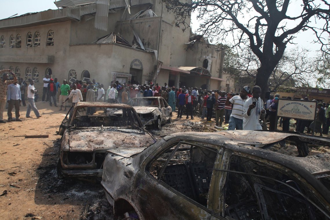 Muslimske angreb på kristne i Nigeria har stået på i mange år. Her efter en bombeeksplosion i St. Theresa Catholic Church i Madalla, Nigeria, i december 2011. Foto: AP /Sunday Aghaeze/ NTB Muslimske angreb på kristne i Nigeria har stået på i mange år. Her efter en bombeeksplosion i St. Theresa Catholic Church i Madalla, Nigeria, i december 2011. Foto: AP /Sunday Aghaeze/ NTB