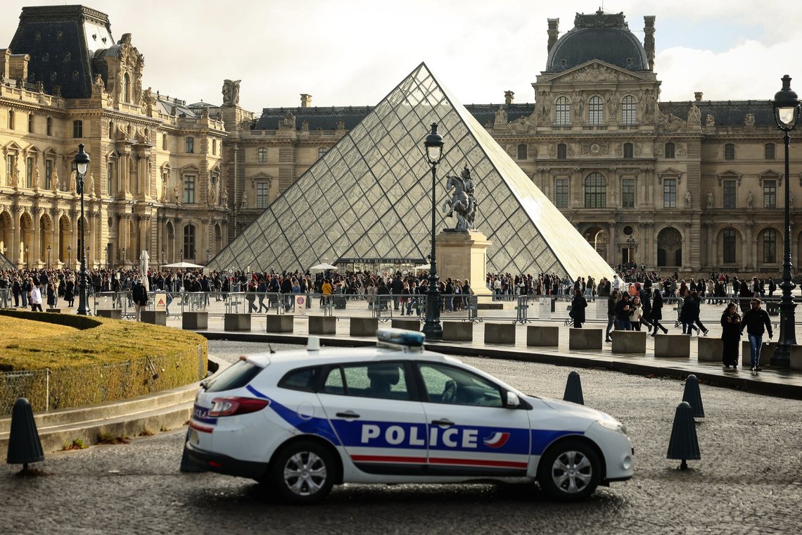 En politibil parkerer i gården ved Louvre-museet, en uge efter røveriet, den 26. oktober 2025 i Paris. Anklagemyndigheden i Paris siger, at flere mistænkte er blevet anholdt i forbindelse med tyveriet af kronjuveler fra Louvre-museet i Paris. Foto: Thomas Padilla, AP-NTB. En politibil parkerer i gården ved Louvre-museet, en uge efter røveriet, den 26. oktober 2025 i Paris. Anklagemyndigheden i Paris siger, at flere mistænkte er blevet anholdt i forbindelse med tyveriet af kronjuveler fra Louvre-museet i Paris. Foto: Thomas Padilla, AP-NTB.
