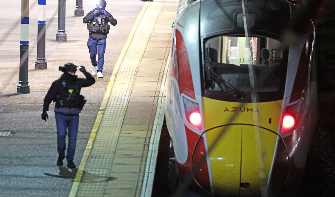 Politibetjente står på perronen på Huntingdon station i England efter et knivoverfald på et tog den 1. november 2025. Foto: Chris Radburn/PA via AP/NTB. Politibetjente står på perronen på Huntingdon station i England efter et knivoverfald på et tog den 1. november 2025. Foto: Chris Radburn/PA via AP/NTB.