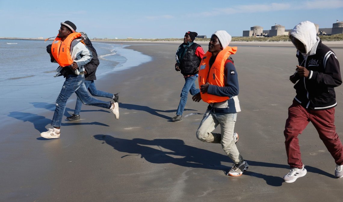 Ulovlige migranter på stranden i Gravelines, Frankrig, skynder sig om bord på en båd, der krydser Den Engelske Kanal til Storbritannien den 19. september 2025. Foto: Jean-Francois Badias / AP / NTB. Ulovlige migranter på stranden i Gravelines, Frankrig, skynder sig om bord på en båd, der krydser Den Engelske Kanal til Storbritannien den 19. september 2025. Foto: Jean-Francois Badias / AP / NTB.