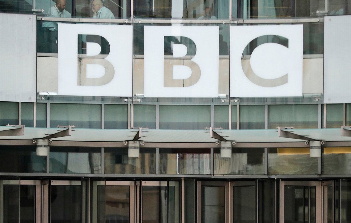 Dette foto viser et BBC-skilt uden for indgangen til hovedkvarteret for den offentligt finansierede medieorganisation i London. Foto: AP /Frank Augstein/ NTB Dette foto viser et BBC-skilt uden for indgangen til hovedkvarteret for den offentligt finansierede medieorganisation i London. Foto: AP /Frank Augstein/ NTB