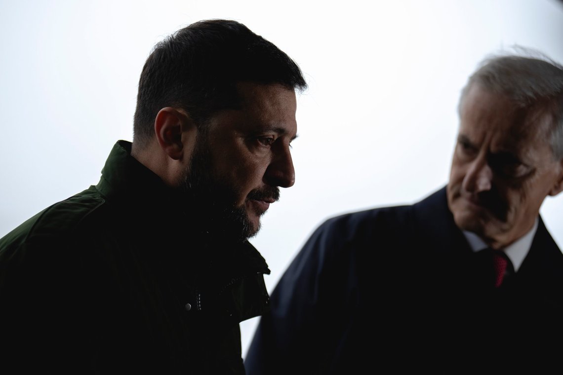 Gardermoen 20251022.
Ukrainas president Volodomyr Zelenskyj og førstedame Olena Zelenska ankom onsdag formiddag Norge. Presidenten er på rundreise i Europa, og er i Norge for et møte med statsminister Jonas Gahr Støre.
Foto: Stian Lysberg Solum / NTB Gardermoen 20251022.
Ukrainas president Volodomyr Zelenskyj og førstedame Olena Zelenska ankom onsdag formiddag Norge. Presidenten er på rundreise i Europa, og er i Norge for et møte med statsminister Jonas Gahr Støre.
Foto: Stian Lysberg Solum / NTB