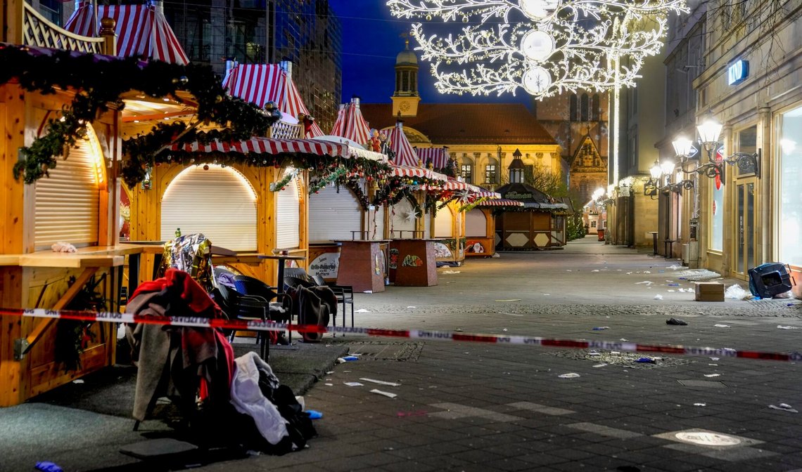 Julemarkedet i Magdeburg har været lukket for offentligheden siden 21. december 2024 efter et terrorangreb med et køretøj aftenen før, hvor seks mennesker blev dræbt og over 300 såret, flere af dem alvorligt. Foto: Michael Probst/AP/NTB. Julemarkedet i Magdeburg har været lukket for offentligheden siden 21. december 2024 efter et terrorangreb med et køretøj aftenen før, hvor seks mennesker blev dræbt og over 300 såret, flere af dem alvorligt. Foto: Michael Probst/AP/NTB.