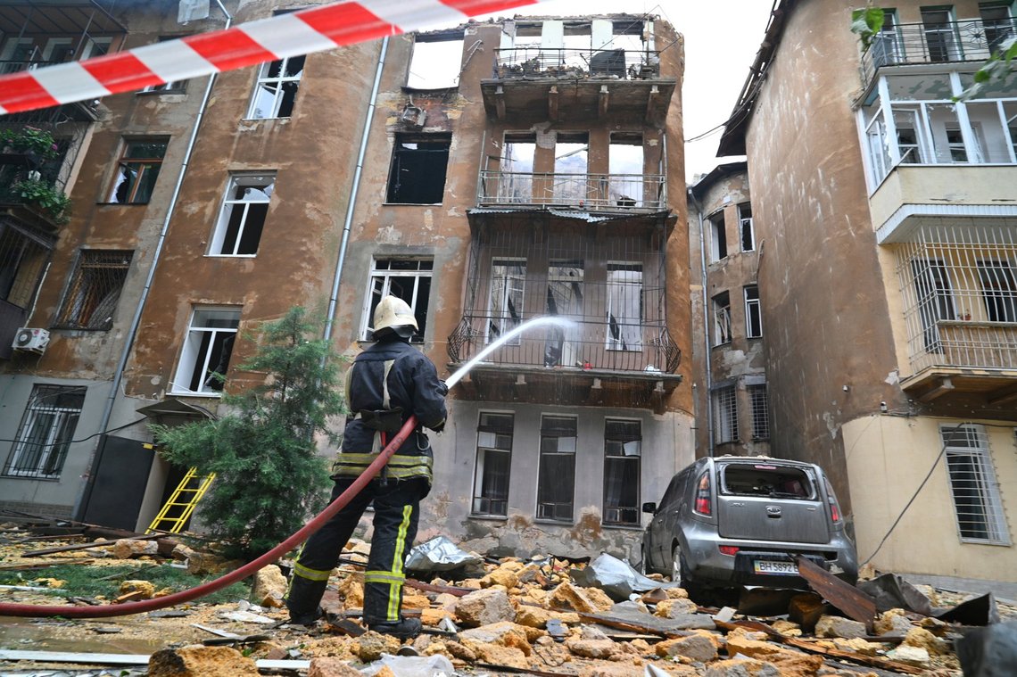 En brandmand slukker en brand i en boligblok efter Ruslands massive luftangreb i Odessa, Ukraine, fredag den 20. juni 2025. (AP Photo/Michael Shtekel) En brandmand slukker en brand i en boligblok efter Ruslands massive luftangreb i Odessa, Ukraine, fredag den 20. juni 2025. (AP Photo/Michael Shtekel)