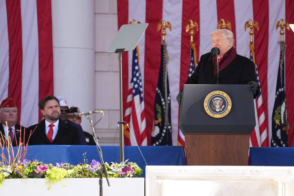 Præsident Donald Trump taler under en markering af Veterans Day på Arlington National Cemetery, tirsdag 11. november 2025, i Arlington, Virginia. Foto: AP /Evan Vucci/ NTB Præsident Donald Trump taler under en markering af Veterans Day på Arlington National Cemetery, tirsdag 11. november 2025, i Arlington, Virginia. Foto: AP /Evan Vucci/ NTB