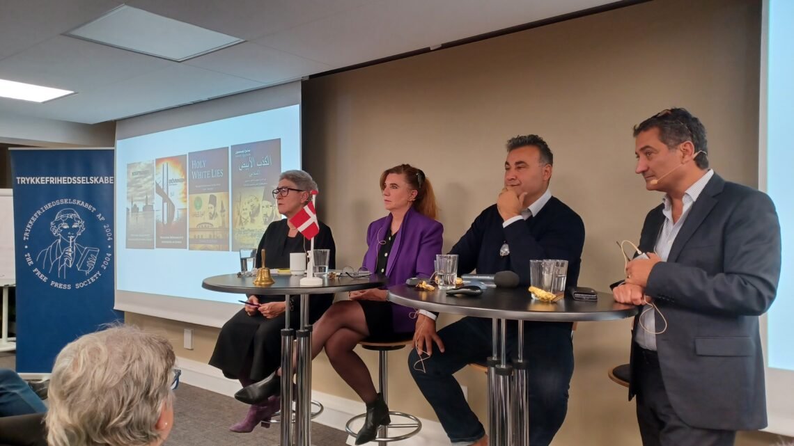 Fra venstre: Aia Fog, Marianne Stidsen, Naser Khader og Sameh Egyptson. Foto: Peder Jensen. Fra venstre: Aia Fog, Marianne Stidsen, Naser Khader og Sameh Egyptson. Foto: Peder Jensen.