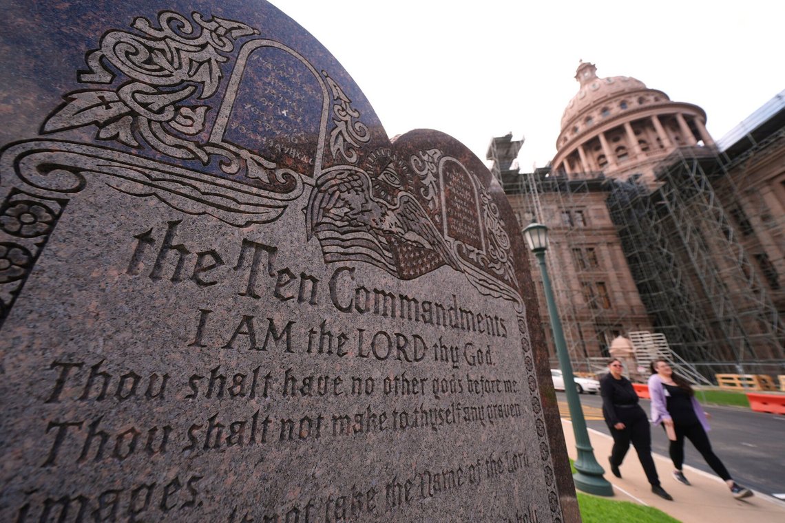 De ti bud er hugget i sten uden for Texas State Capitol, men en føderal dommer har fastslået, at det er forfatningsstridigt at vise reglerne fra Det Gamle Testamente i klasseværelserne. Arkivfoto: Eric Gay / AP / NTB De ti bud er hugget i sten uden for Texas State Capitol, men en føderal dommer har fastslået, at det er forfatningsstridigt at vise reglerne fra Det Gamle Testamente i klasseværelserne. Arkivfoto: Eric Gay / AP / NTB