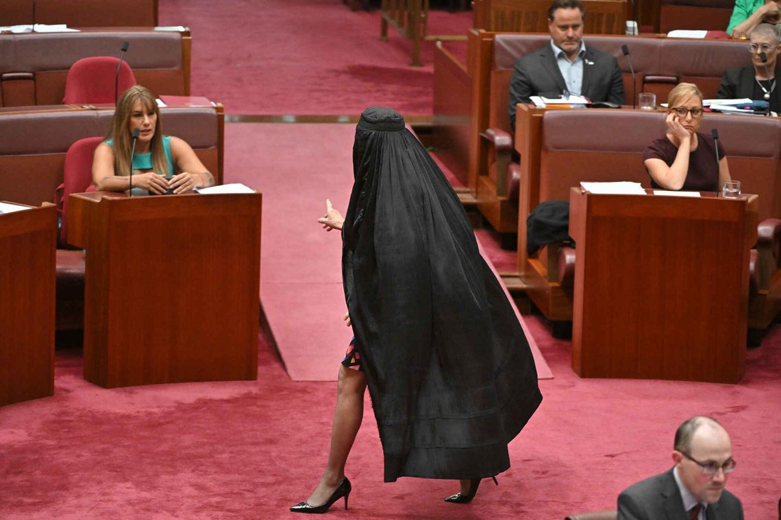 One Nation-leder Pauline Hanson bærer en burka i senatssalen i Parliament House i Canberra, mandag den 24. november 2025. (Mick Tsikas/AAP Image via AP) One Nation-leder Pauline Hanson bærer en burka i senatssalen i Parliament House i Canberra, mandag den 24. november 2025. (Mick Tsikas/AAP Image via AP)