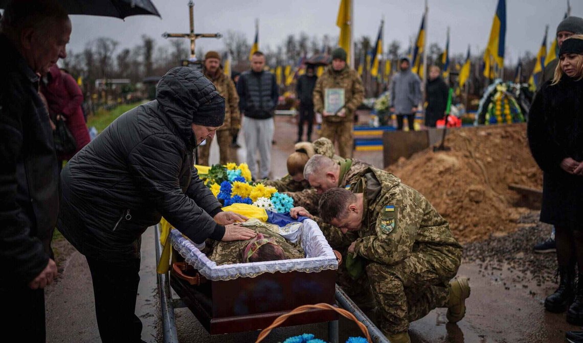 Natalia sørger ved kisten af sin søn Ruslan Zhygunov, en ukrainsk soldat, der blev dræbt ved fronten nær landsbyen Rusyn Yar, under hans begravelse i Hostomel, Ukraine, den 22. november 2025. Foto: Evgeniy Maloletka / AP / NTB. Natalia sørger ved kisten af sin søn Ruslan Zhygunov, en ukrainsk soldat, der blev dræbt ved fronten nær landsbyen Rusyn Yar, under hans begravelse i Hostomel, Ukraine, den 22. november 2025. Foto: Evgeniy Maloletka / AP / NTB.