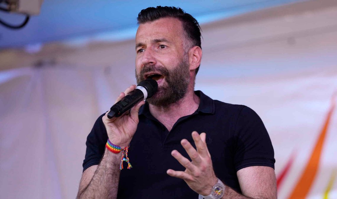 Politiker og aktivist Alessandro Zan taler fra scenen under et Pride-arrangement i Milano den 26. juni 2021. Foto: Luca Bruno/AP/NTB. Politiker og aktivist Alessandro Zan taler fra scenen under et Pride-arrangement i Milano den 26. juni 2021. Foto: Luca Bruno/AP/NTB.