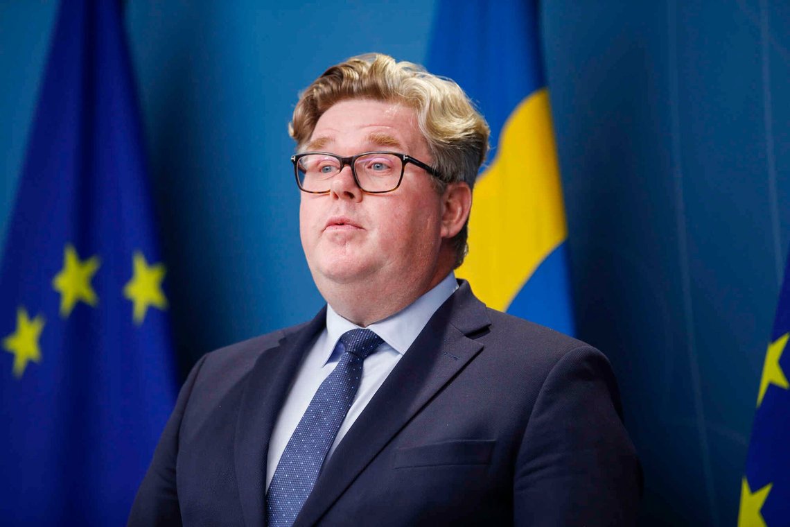 Justitsminister Gunnar Strömmer (M) under en pressekonference om sikkerhedssituationen, hvor foranstaltninger til beskyttelse af svenske borgere blev præsenteret. Foto: Caisa Rasmussen, TT-NTB. Justitsminister Gunnar Strömmer (M) under en pressekonference om sikkerhedssituationen, hvor foranstaltninger til beskyttelse af svenske borgere blev præsenteret. Foto: Caisa Rasmussen, TT-NTB.