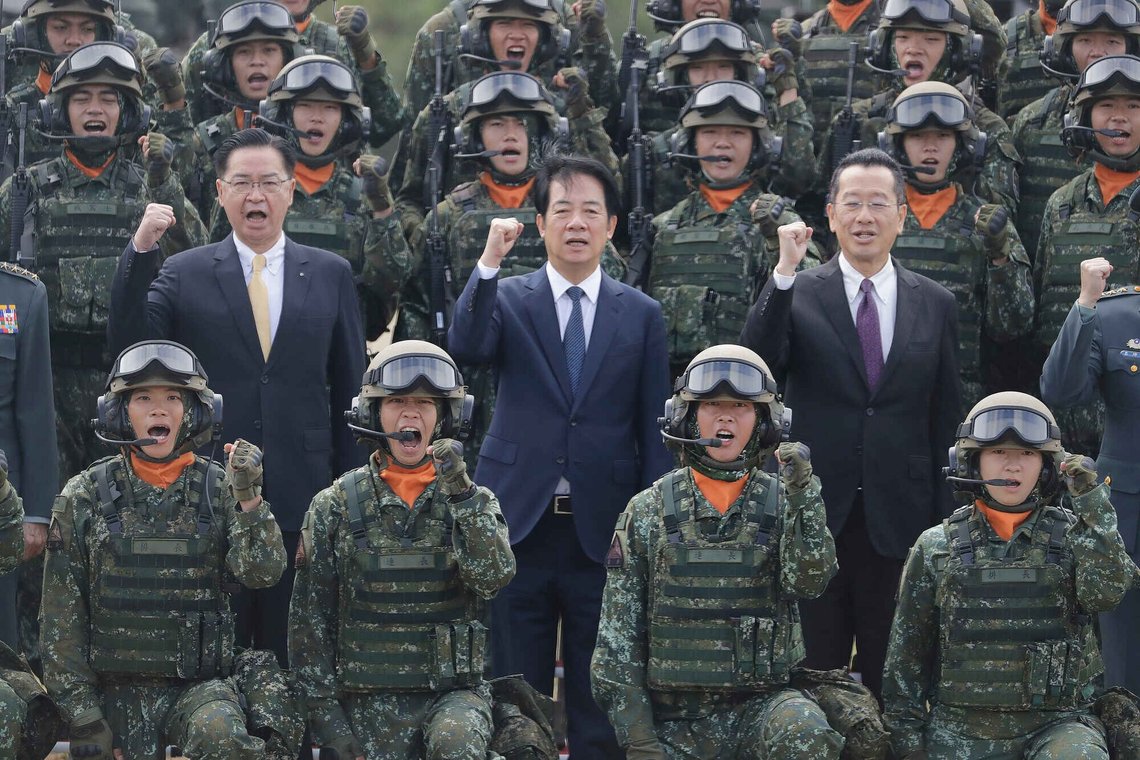 Taiwans præsident Lai Ching-te, i midten, tager gruppebillede med soldater under indvielsesceremonien for M1A2T Abrams Main Battle Tanks i Hsinchu County, Taiwan, fredag den 31. oktober 2025. (AP Photo/Chiang Ying-ying) Taiwans præsident Lai Ching-te, i midten, tager gruppebillede med soldater under indvielsesceremonien for M1A2T Abrams Main Battle Tanks i Hsinchu County, Taiwan, fredag den 31. oktober 2025. (AP Photo/Chiang Ying-ying)