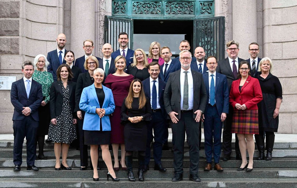 Stockholm, Sverige 20221018.
Statsråden i den nya regeringen på Riksplan utanför riksdagshuset på tisdagen .
Längst fram från vänster. Äldre- och socialförsäkringsminister Anna Tenje, kulturminister Parisa Liljestrand, arbetsmarknads- och integrationsminister Johan Pehrson.
Andra raden från vänster: Försvarsminister Pål Jonson, EU-minister Jessika Roswall, finansminister Elisabeth Svantesson, energi. och näringsminister Ebba Busch, statsminister Ulf Kristersson, utbildningsministerr Mats Persson och migrationsminister Maria Malmer Stenegard.
Tredje raden från vänster: Sjukvårdsminister Acko Ankarberg Johansson, klimat- och miljöminister Romina Pourmokhtari, finansmarknadsminister Niklas Wykman, skolminister Lotta Edholm, socialminister Jakob Forssmed, landsbygdsminister Peter Kullgren, Justitieminister Gunnar Strömmer och socialtjänstminister Camilla Waltersson Grönvall
Bakre raden från vänster: civilförsvarsminister Carl-Oskar Bohlin, utrikesminister Tobias Billström, bistånds- och utrikeshandelsminister Johan Forssell, jämställdhetsminister Paulina Brandberg, civilminister Erik Slottner och infrastruktur- och bostadsminister Andreas Carlson.
Foto: Fredrik Sandberg/TT / NTB Stockholm, Sverige 20221018.
Statsråden i den nya regeringen på Riksplan utanför riksdagshuset på tisdagen .
Längst fram från vänster. Äldre- och socialförsäkringsminister Anna Tenje, kulturminister Parisa Liljestrand, arbetsmarknads- och integrationsminister Johan Pehrson.
Andra raden från vänster: Försvarsminister Pål Jonson, EU-minister Jessika Roswall, finansminister Elisabeth Svantesson, energi. och näringsminister Ebba Busch, statsminister Ulf Kristersson, utbildningsministerr Mats Persson och migrationsminister Maria Malmer Stenegard.
Tredje raden från vänster: Sjukvårdsminister Acko Ankarberg Johansson, klimat- och miljöminister Romina Pourmokhtari, finansmarknadsminister Niklas Wykman, skolminister Lotta Edholm, socialminister Jakob Forssmed, landsbygdsminister Peter Kullgren, Justitieminister Gunnar Strömmer och socialtjänstminister Camilla Waltersson Grönvall
Bakre raden från vänster: civilförsvarsminister Carl-Oskar Bohlin, utrikesminister Tobias Billström, bistånds- och utrikeshandelsminister Johan Forssell, jämställdhetsminister Paulina Brandberg, civilminister Erik Slottner och infrastruktur- och bostadsminister Andreas Carlson.
Foto: Fredrik Sandberg/TT / NTB