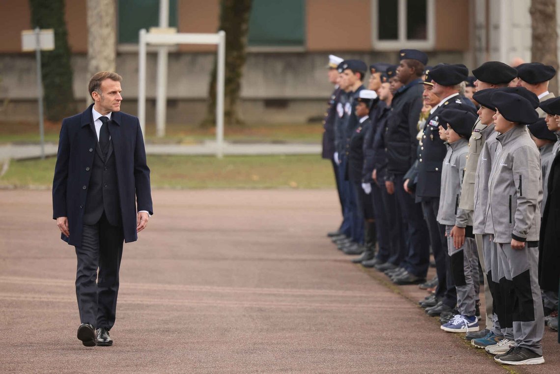 Den franske præsident Emmanuel Macron inspicerer tropper og elever på en gymnasieskole, inden han holder tale på militærbasen i Varces i de franske Alper den 27. november 2025. Foto: Thomas Padilla, AP-NTB. Den franske præsident Emmanuel Macron inspicerer tropper og elever på en gymnasieskole, inden han holder tale på militærbasen i Varces i de franske Alper den 27. november 2025. Foto: Thomas Padilla, AP-NTB.