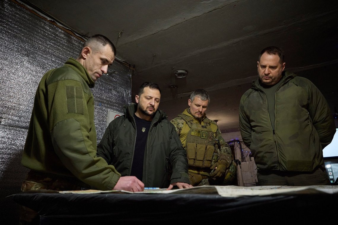 På dette foto, leveret af det ukrainske præsidentkontors pressetjeneste, ser den ukrainske præsident Volodymyr Zelenskyy, 2. fra venstre, på et kort under sit besøg hos den ukrainske 110. mekaniserede brigade i Avdiivka, stedet for voldsomme kampe med de russiske tropper i Donetsk-regionen, Ukraine, fredag den 29. december 2023. Til højre ses præsidentens kontorchef Andriy Yermak, og til højre ses præsidentens kontorchef Roman Mashovets. (Det ukrainske præsidentkontors pressetjeneste via AP) På dette foto, leveret af det ukrainske præsidentkontors pressetjeneste, ser den ukrainske præsident Volodymyr Zelenskyy, 2. fra venstre, på et kort under sit besøg hos den ukrainske 110. mekaniserede brigade i Avdiivka, stedet for voldsomme kampe med de russiske tropper i Donetsk-regionen, Ukraine, fredag den 29. december 2023. Til højre ses præsidentens kontorchef Andriy Yermak, og til højre ses præsidentens kontorchef Roman Mashovets. (Det ukrainske præsidentkontors pressetjeneste via AP)