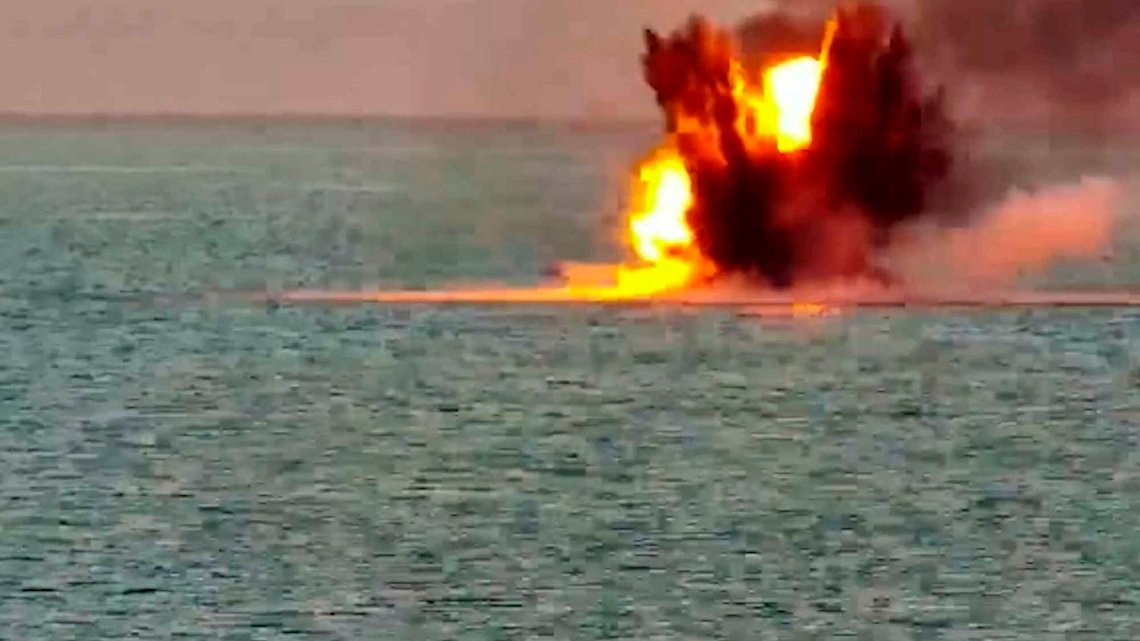 Dette foto, taget fra en video offentliggjort af det russiske forsvarsministeriums pressetjeneste fredag den 17. maj 2024, viser ifølge ministeriet ødelæggelsen af en ukrainsk havdrone i Sortehavet ved Krim. Ubemandede fartøjer forsøger ofte at angribe russiske flådeanlæg. (Det russiske forsvarsministeriums pressetjeneste via AP) Dette foto, taget fra en video offentliggjort af det russiske forsvarsministeriums pressetjeneste fredag den 17. maj 2024, viser ifølge ministeriet ødelæggelsen af en ukrainsk havdrone i Sortehavet ved Krim. Ubemandede fartøjer forsøger ofte at angribe russiske flådeanlæg. (Det russiske forsvarsministeriums pressetjeneste via AP)