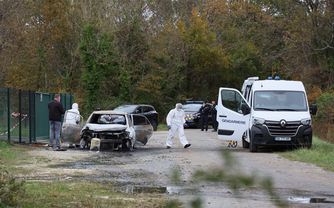 Efterforskere undersøger den udbrændte bil tilhørende en bilist, der bevidst kørte ind i fodgængere og cyklister i to nabobyer på Ile d'Oleron i Frankrig den 5. november 2025. Foto: Yohan Bonnet/AP/NTB. Efterforskere undersøger den udbrændte bil tilhørende en bilist, der bevidst kørte ind i fodgængere og cyklister i to nabobyer på Ile d'Oleron i Frankrig den 5. november 2025. Foto: Yohan Bonnet/AP/NTB.
