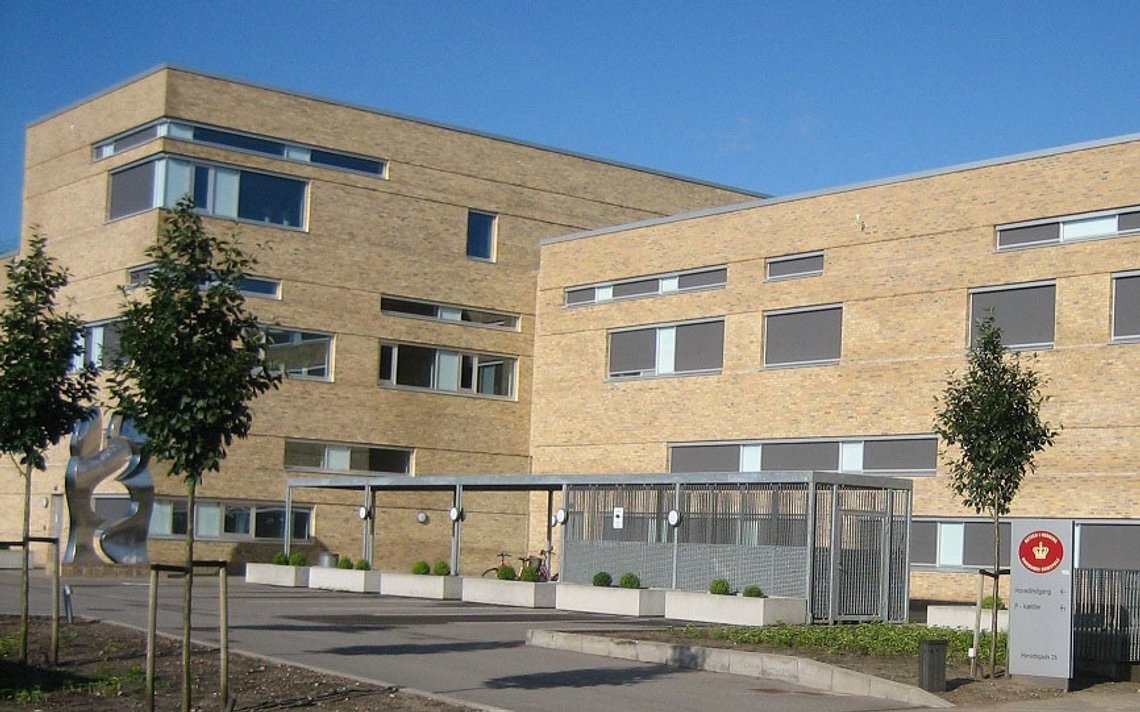 Retten i Herning, Danmark. En 19-årig er tiltalt for at have bestilt mordet på en ung kvinde. En dreng, der nu er 17 år gammel, påtog sig opgaven. Foto: Danske domstole Retten i Herning, Danmark. En 19-årig er tiltalt for at have bestilt mordet på en ung kvinde. En dreng, der nu er 17 år gammel, påtog sig opgaven. Foto: Danske domstole
