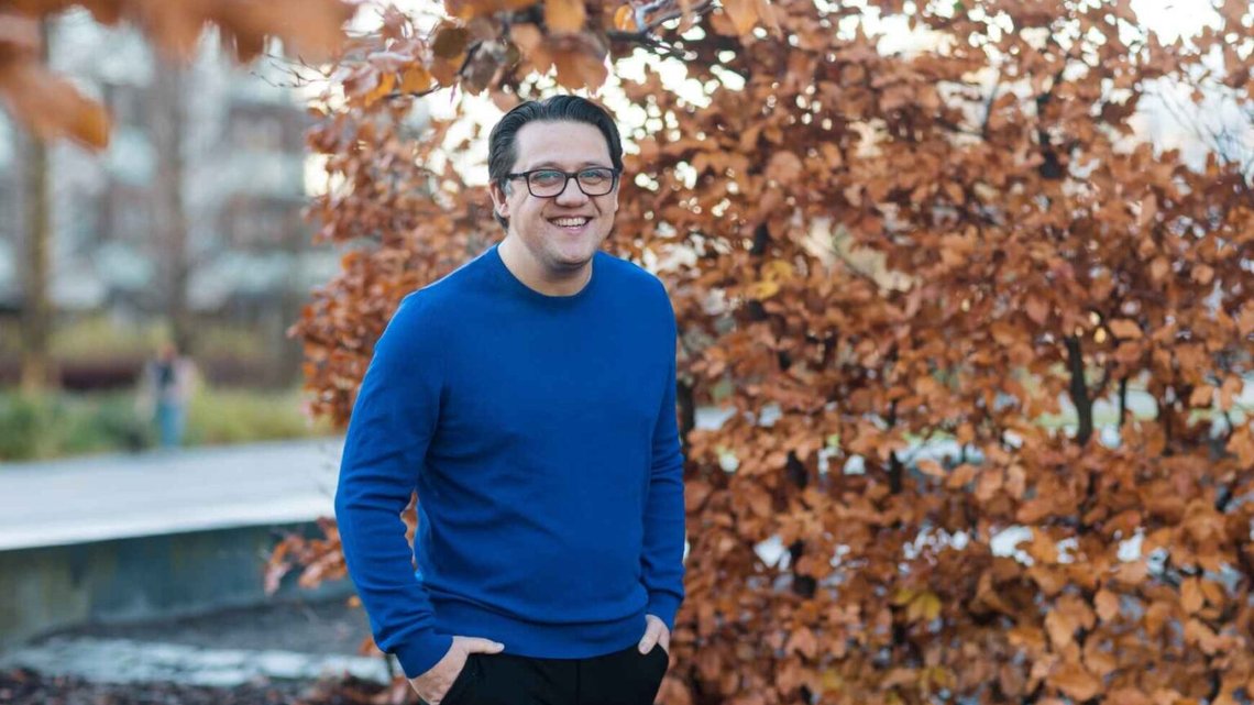 FORBUD: Almir Martin har arbejdet i 15 år med integration, og mener, at det ikke virker. Nu vil han forbyde børns hijab og bederum. Foto: Privat FORBUD: Almir Martin har arbejdet i 15 år med integration, og mener, at det ikke virker. Nu vil han forbyde børns hijab og bederum. Foto: Privat