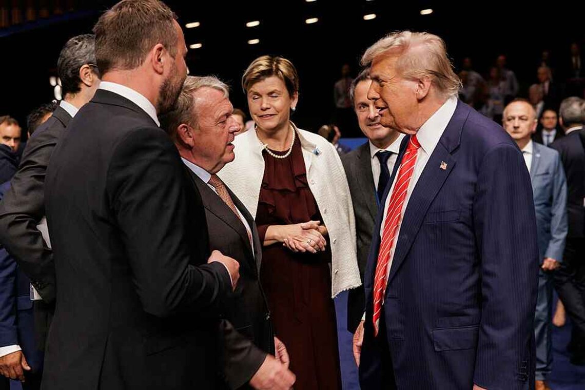 Præsident Donald Trump og udenrigsminister Lars Løkke Rasmussen ved NATO-topmødet i Haag den 25. juni 2025. Foto: Wikipedia. Præsident Donald Trump og udenrigsminister Lars Løkke Rasmussen ved NATO-topmødet i Haag den 25. juni 2025. Foto: Wikipedia.