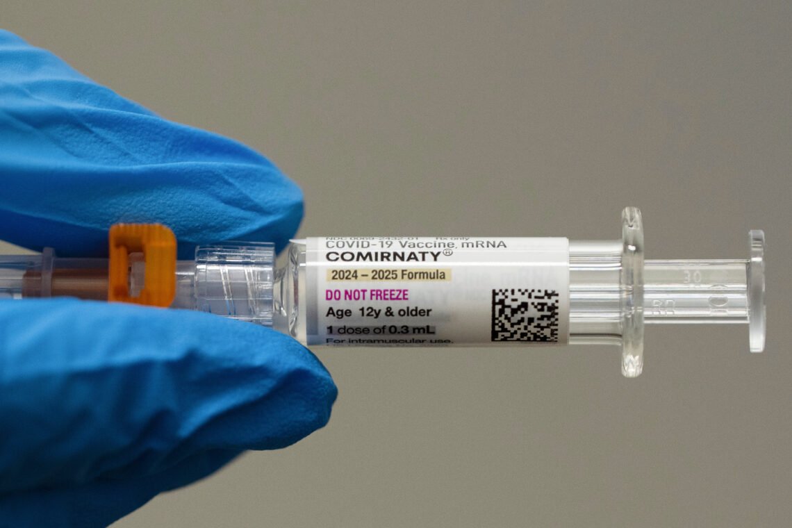 En farmaceut holder en Pfizer- og BioNTech COVID-19-vaccine den 24. april 2025 i Portland, Oregon. Foto: Jenny Kane, AP-NTB. En farmaceut holder en Pfizer- og BioNTech COVID-19-vaccine den 24. april 2025 i Portland, Oregon. Foto: Jenny Kane, AP-NTB.