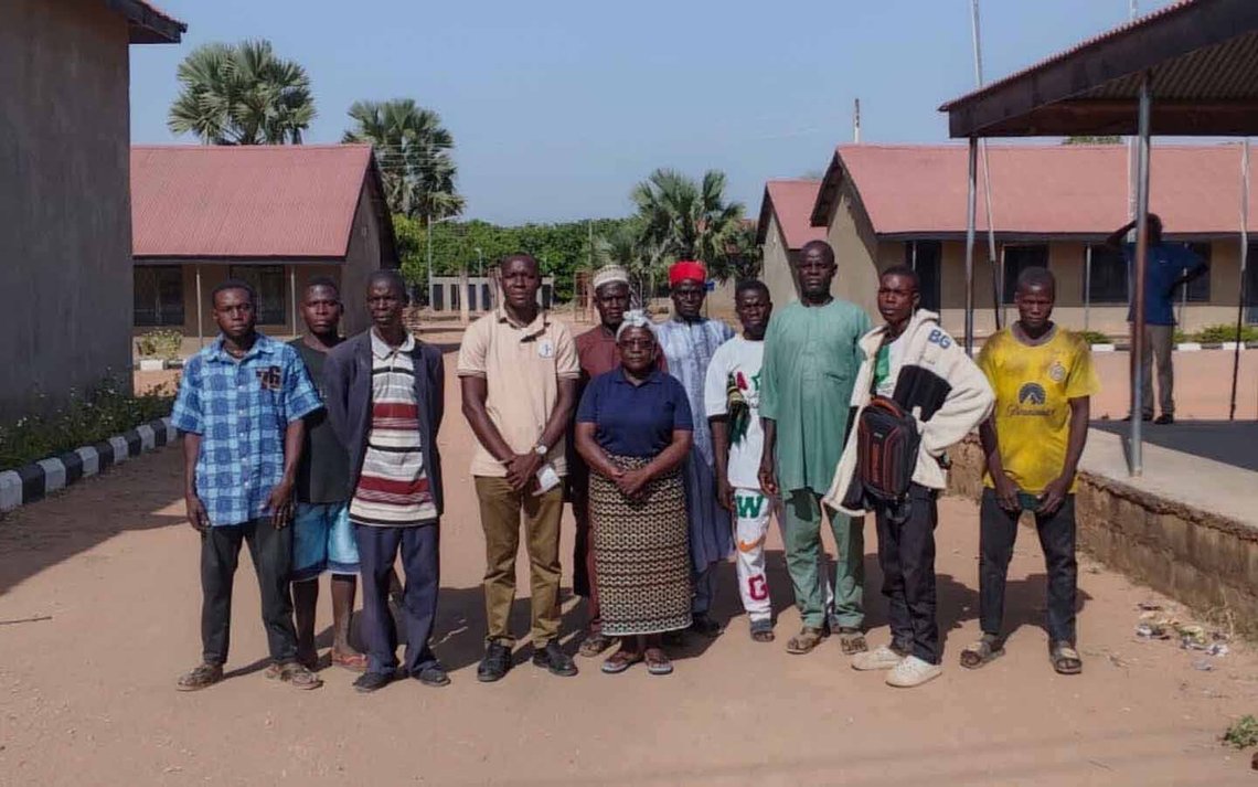 På dette foto, der er offentliggjort af Christian Association of Nigeria, poserer folk for et foto på St. Mary's Catholic Primary and Secondary School, efter at bevæbnede mænd bortførte børn og personale i Papiri-samfundet i Nigeria den 21. november 2025. Foto: Christian Association of Nigeria via AP-NTB. På dette foto, der er offentliggjort af Christian Association of Nigeria, poserer folk for et foto på St. Mary's Catholic Primary and Secondary School, efter at bevæbnede mænd bortførte børn og personale i Papiri-samfundet i Nigeria den 21. november 2025. Foto: Christian Association of Nigeria via AP-NTB.