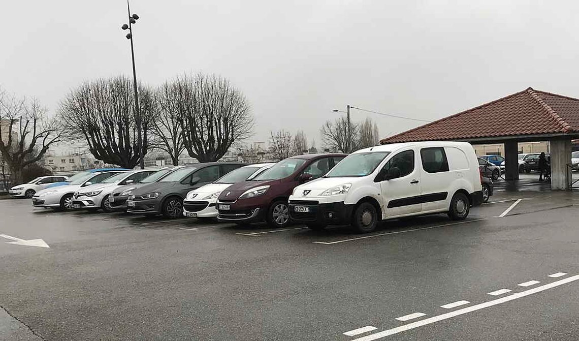 Biler parkeret uden for en grundskole i Saint-Maurice-de-Beynost, Frankrig, den 21. december 2017. Foto: Benoît Prieur / Wikimedia Commons (cc0). Biler parkeret uden for en grundskole i Saint-Maurice-de-Beynost, Frankrig, den 21. december 2017. Foto: Benoît Prieur / Wikimedia Commons (cc0).
