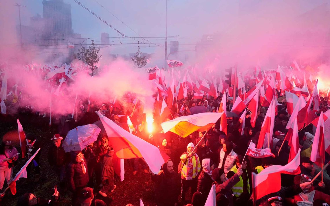 Folk deltager i en parade for at fejre Polens uafhængighedsdag i Warszawa den 11. november 2025. Foto: Czarek Sokolowski / AP / NTB. Folk deltager i en parade for at fejre Polens uafhængighedsdag i Warszawa den 11. november 2025. Foto: Czarek Sokolowski / AP / NTB.