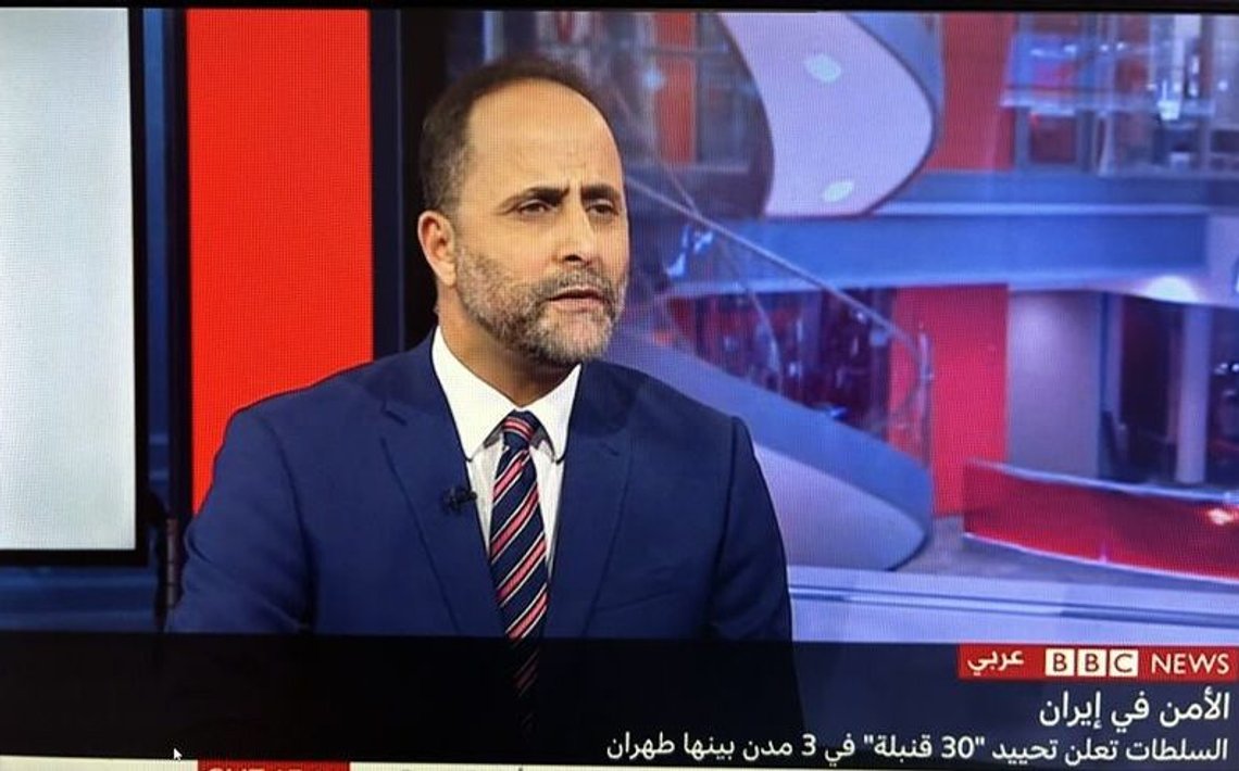 Akram Shaban er en af tv-værterne på BBC Arabic, som konstant bringer partiske reportager eller direkte løgne om konflikten mellem Israel og terrorgruppen Hamas. Stillbillede: BBC Arabic Akram Shaban er en af tv-værterne på BBC Arabic, som konstant bringer partiske reportager eller direkte løgne om konflikten mellem Israel og terrorgruppen Hamas. Stillbillede: BBC Arabic