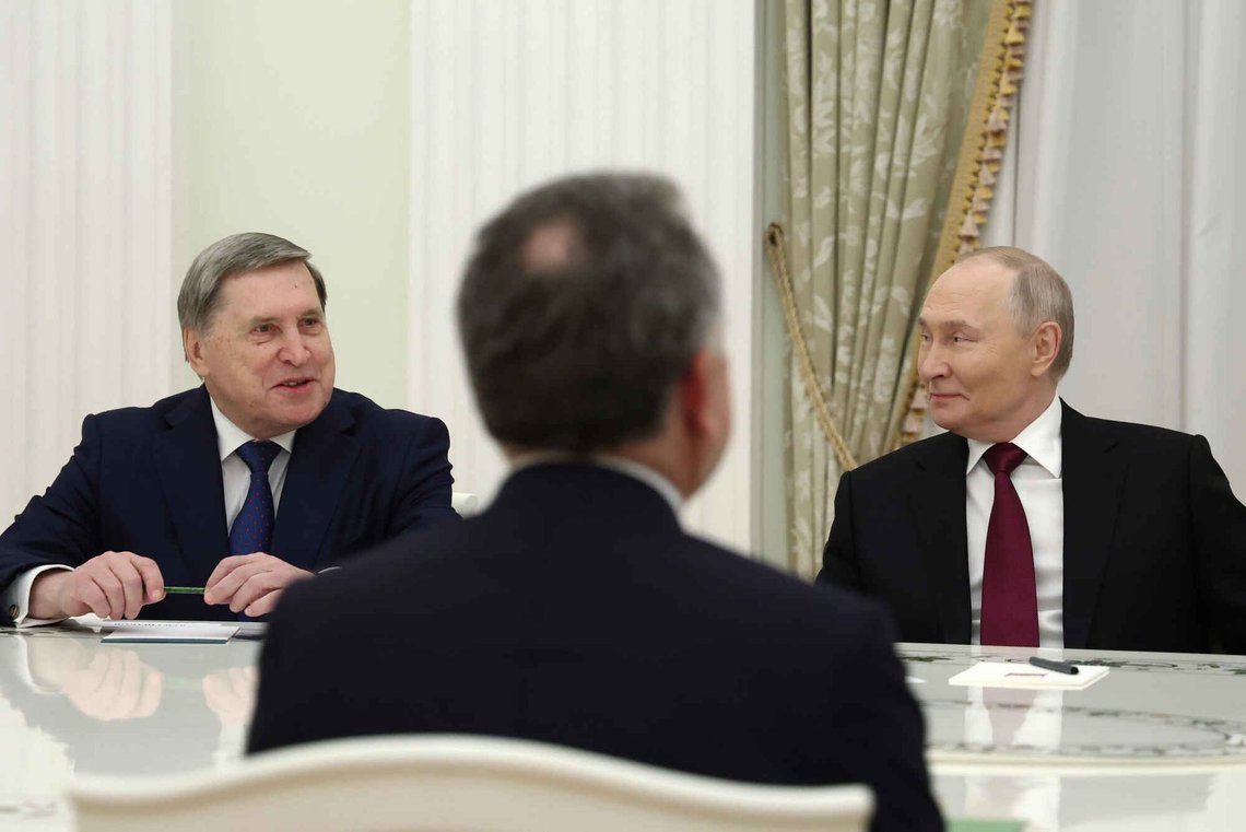 Den russiske præsident Vladimir Putin, til højre, og den russiske præsidents udenrigspolitiske rådgiver Yuri Ushakov, til venstre, deltager i forhandlinger med den amerikanske særlige udsending Steve Witkoff, med ryggen til kameraet, i Senatspaladset i Kreml i Moskva, Rusland, tirsdag den 2. december 2025. (Alexander Kazakov, Sputnik, Kreml Pool Photo via AP) Den russiske præsident Vladimir Putin, til højre, og den russiske præsidents udenrigspolitiske rådgiver Yuri Ushakov, til venstre, deltager i forhandlinger med den amerikanske særlige udsending Steve Witkoff, med ryggen til kameraet, i Senatspaladset i Kreml i Moskva, Rusland, tirsdag den 2. december 2025. (Alexander Kazakov, Sputnik, Kreml Pool Photo via AP)