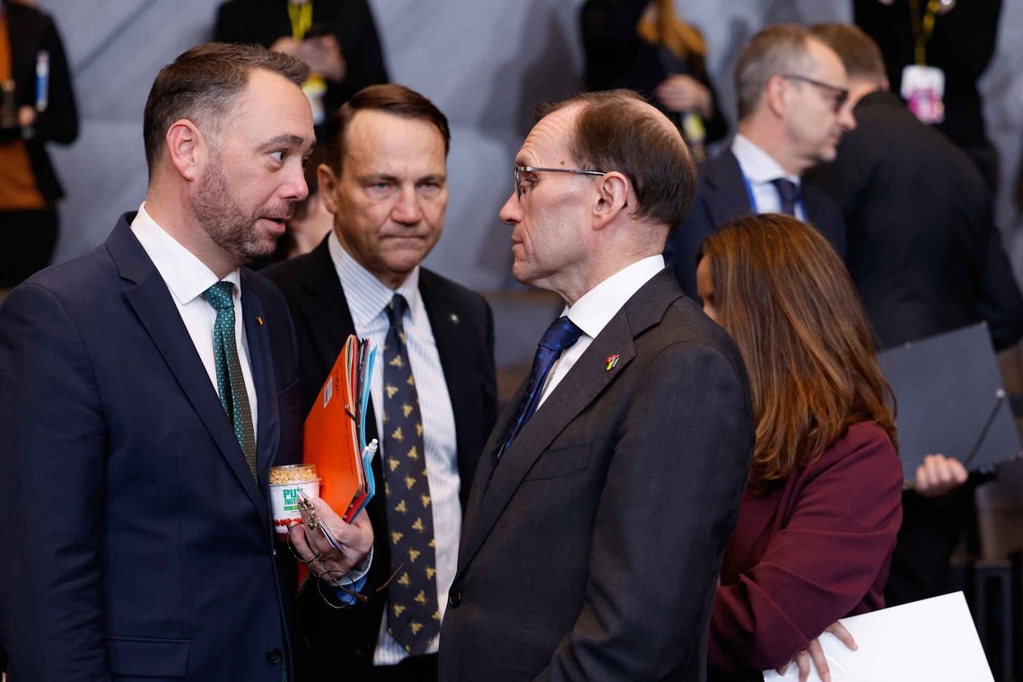 Belgiens udenrigsminister Maxime Prevot, til venstre, taler med Polens udenrigsminister Radoslaw Sikorski, i midten, og Norges udenrigsminister Espen Barth Eide under et møde i Nordatlantisk Råd i udenrigsministrenes session i NATO's hovedkvarter i Bruxelles, onsdag den 3. december 2025. (AP Photo/Geert Vanden Wijngaert) Belgiens udenrigsminister Maxime Prevot, til venstre, taler med Polens udenrigsminister Radoslaw Sikorski, i midten, og Norges udenrigsminister Espen Barth Eide under et møde i Nordatlantisk Råd i udenrigsministrenes session i NATO's hovedkvarter i Bruxelles, onsdag den 3. december 2025. (AP Photo/Geert Vanden Wijngaert)