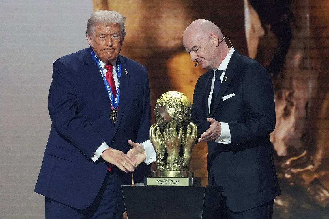 FIFA-præsident Gianni Infantino overrækker præsident Donald Trump FIFA Peace Award under lodtrækningen til FIFA World Cup 2026. Foto: AP/Evan Vucci/NTB FIFA-præsident Gianni Infantino overrækker præsident Donald Trump FIFA Peace Award under lodtrækningen til FIFA World Cup 2026. Foto: AP/Evan Vucci/NTB