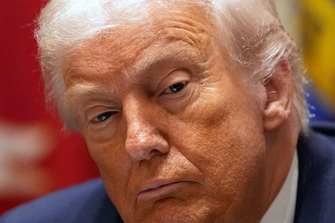 Præsident Donald Trump lytter under et rundbordsmøde om landbrugsstøtte i kabinetslokalet i Det Hvide Hus, mandag den 8. december 2025, i Washington. (AP Photo/Alex Brandon) Præsident Donald Trump lytter under et rundbordsmøde om landbrugsstøtte i kabinetslokalet i Det Hvide Hus, mandag den 8. december 2025, i Washington. (AP Photo/Alex Brandon)