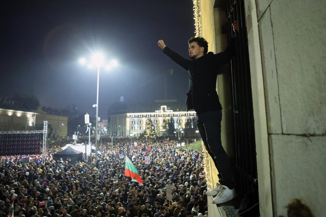 Den bulgarske premierminister Rosen Zhelyazkov træder tilbage efter flere ugers massive protester og kort før nationalforsamlingen skulle stemme om et mistillidsvotum. Foto: AP /NTB Den bulgarske premierminister Rosen Zhelyazkov træder tilbage efter flere ugers massive protester og kort før nationalforsamlingen skulle stemme om et mistillidsvotum. Foto: AP /NTB