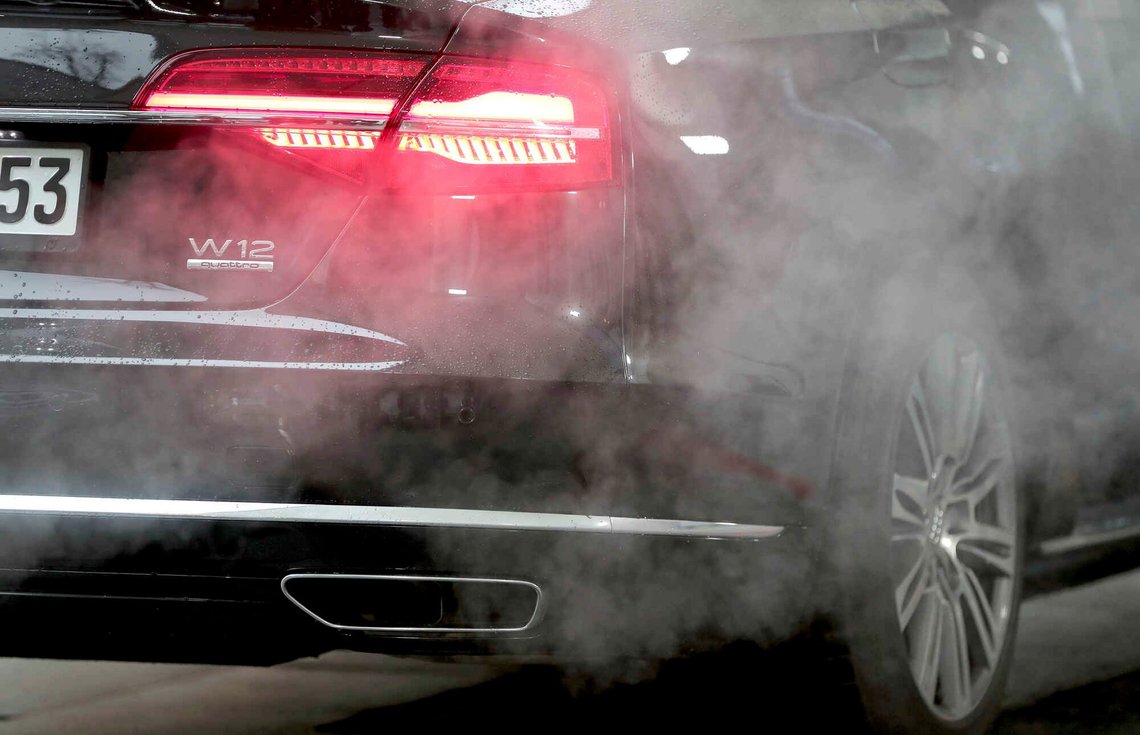 En luksuriøs Audi-bil holder parkeret med motoren kørende uden for den tyske forbundskanslers kontor i Berlin den 20. november 2019. Foto: Michael Sohn/AP/NTB En luksuriøs Audi-bil holder parkeret med motoren kørende uden for den tyske forbundskanslers kontor i Berlin den 20. november 2019. Foto: Michael Sohn/AP/NTB