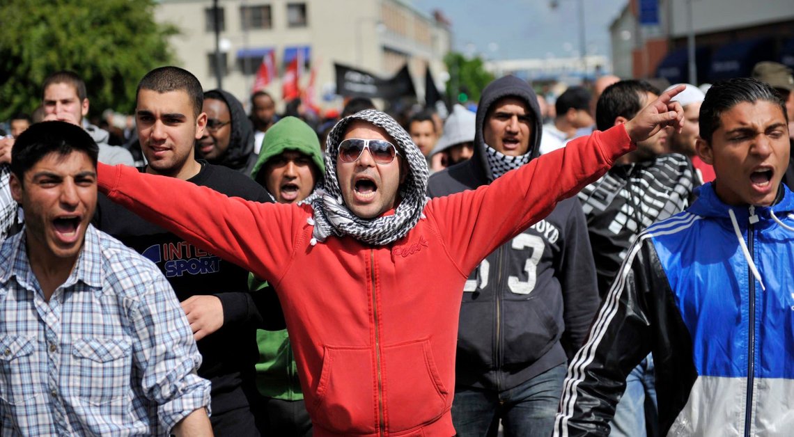 GØTEBORG, SVERIGE 20110521.
Motdemonstrantene begynte å marsjere i 11-tiden lørdag. En stor politistyrke er på plass i Gøteborg for å overvåke demonstrasjonene for og mot den snart ferdigstilte moskéen på Hisingen.
Foto: Björn Larsson Rosvall / SCANPIX GØTEBORG, SVERIGE 20110521.
Motdemonstrantene begynte å marsjere i 11-tiden lørdag. En stor politistyrke er på plass i Gøteborg for å overvåke demonstrasjonene for og mot den snart ferdigstilte moskéen på Hisingen.
Foto: Björn Larsson Rosvall / SCANPIX