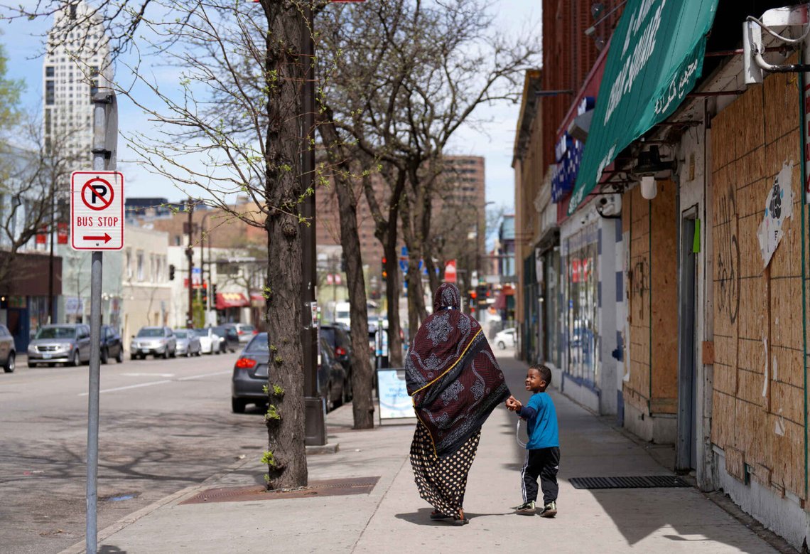 FIL - En kvinde og et barn holder hinanden i hånden, mens de går ned ad en gade i det overvejende somaliske kvarter Cedar-Riverside i Minneapolis torsdag den 12. maj 2022. (AP Photo/Jessie Wardarski, Fil) FIL - En kvinde og et barn holder hinanden i hånden, mens de går ned ad en gade i det overvejende somaliske kvarter Cedar-Riverside i Minneapolis torsdag den 12. maj 2022. (AP Photo/Jessie Wardarski, Fil)