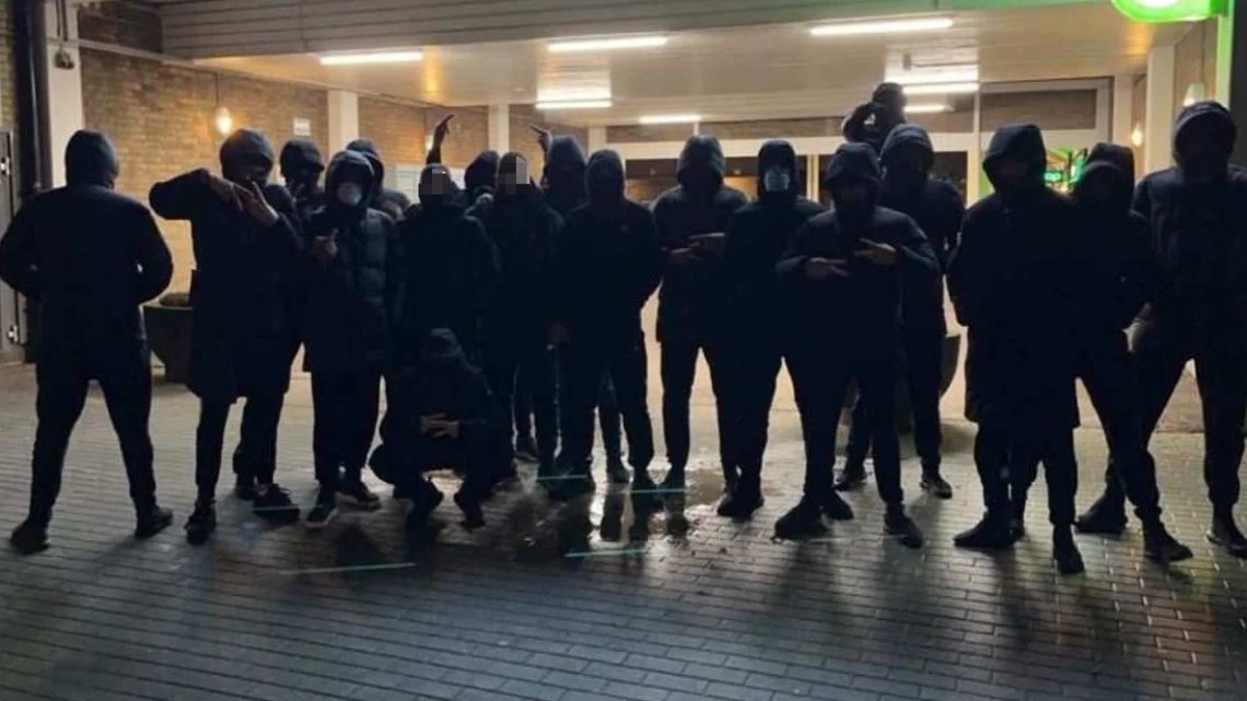 Kriminelle børn i Malmö, billedet stammer fra en konfiskeret mobiltelefon og er taget i Oxie. Billede: Politiets forundersøgelse. Kriminelle børn i Malmö, billedet stammer fra en konfiskeret mobiltelefon og er taget i Oxie. Billede: Politiets forundersøgelse.