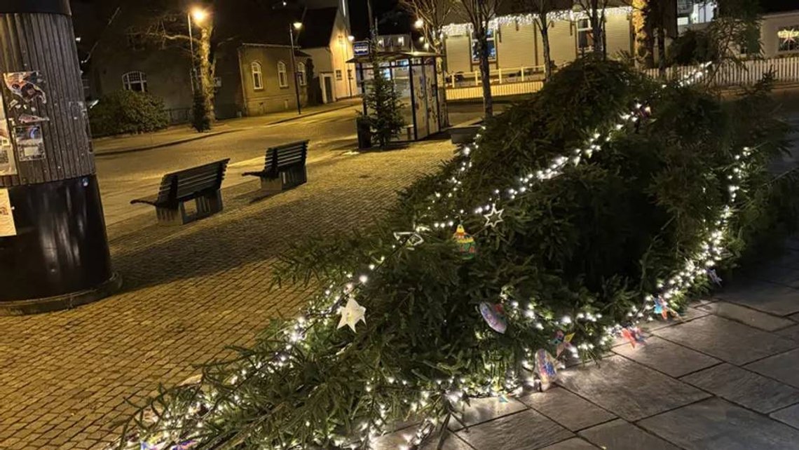 Juletræet i Flekkefjord blev fældet. Foto: Politiet Juletræet i Flekkefjord blev fældet. Foto: Politiet