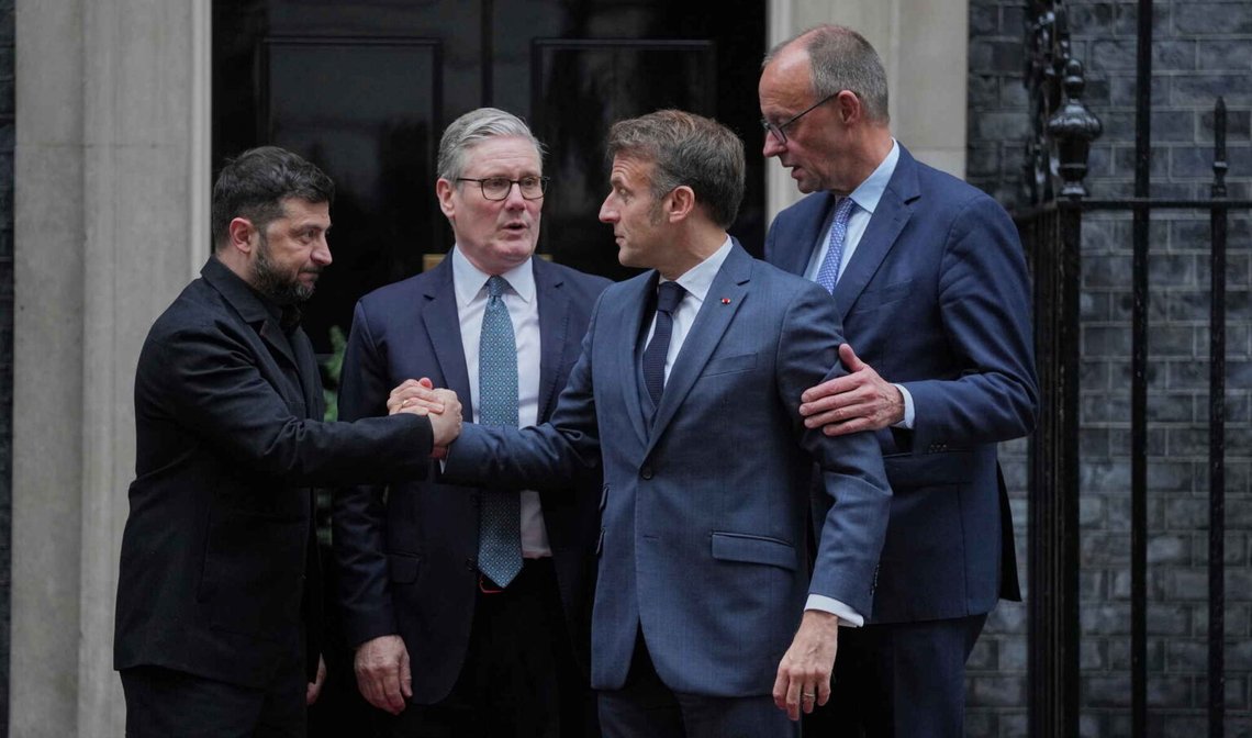 Den ukrainske præsident Volodymyr Zelenskyj, den britiske premierminister Keir Starmer, den franske præsident Emmanuel Macron og den tyske kansler Friedrich Merz uden for Downing Street 10 i London den 8. december 2025. Foto: Kin Cheung / AP / NTB. Den ukrainske præsident Volodymyr Zelenskyj, den britiske premierminister Keir Starmer, den franske præsident Emmanuel Macron og den tyske kansler Friedrich Merz uden for Downing Street 10 i London den 8. december 2025. Foto: Kin Cheung / AP / NTB.
