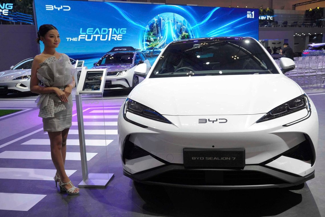 En model står ved siden af en Sealion 7, en elbil fra den kinesiske bilproducent BYD, under Gaikindo Indonesia International Auto Show i Tangerang, Indonesien, 23. juli 2025. Foto: Tatan Syuflana, AP-NTB. En model står ved siden af en Sealion 7, en elbil fra den kinesiske bilproducent BYD, under Gaikindo Indonesia International Auto Show i Tangerang, Indonesien, 23. juli 2025. Foto: Tatan Syuflana, AP-NTB.