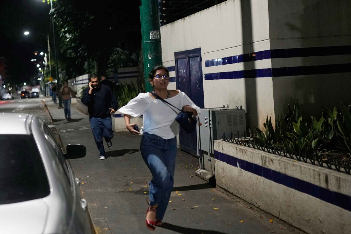 Pedestrians run after explosions were heard in Caracas, Venezuela, Saturday, Jan. 3, 2026. (AP Photo/Matias Delacroix) Pedestrians run after explosions were heard in Caracas, Venezuela, Saturday, Jan. 3, 2026. (AP Photo/Matias Delacroix)