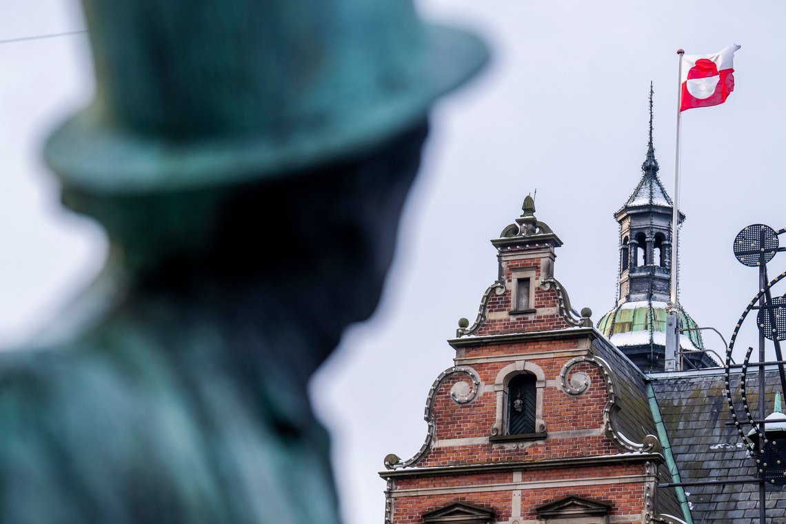 In front of a statue of H. C. Andersen, the Greenlandic flag Erfalasorput flies at the Tivoli Castle in Tivoli, Copenhagen, on Thursday, January 8, 2026. In a written statement to Ritzau, Tivoli's director Susanne Mørch Koch states that the gesture "is an expression of thoughtfulness in a time that is experienced as difficult for many." - Tivoli wishes to show that we are thinking of Greenland and stand by the community that has been built over many years, it says (Photo: Ida Marie Odgaard/Ritzau Scanpix) In front of a statue of H. C. Andersen, the Greenlandic flag Erfalasorput flies at the Tivoli Castle in Tivoli, Copenhagen, on Thursday, January 8, 2026. In a written statement to Ritzau, Tivoli's director Susanne Mørch Koch states that the gesture "is an expression of thoughtfulness in a time that is experienced as difficult for many." - Tivoli wishes to show that we are thinking of Greenland and stand by the community that has been built over many years, it says (Photo: Ida Marie Odgaard/Ritzau Scanpix)