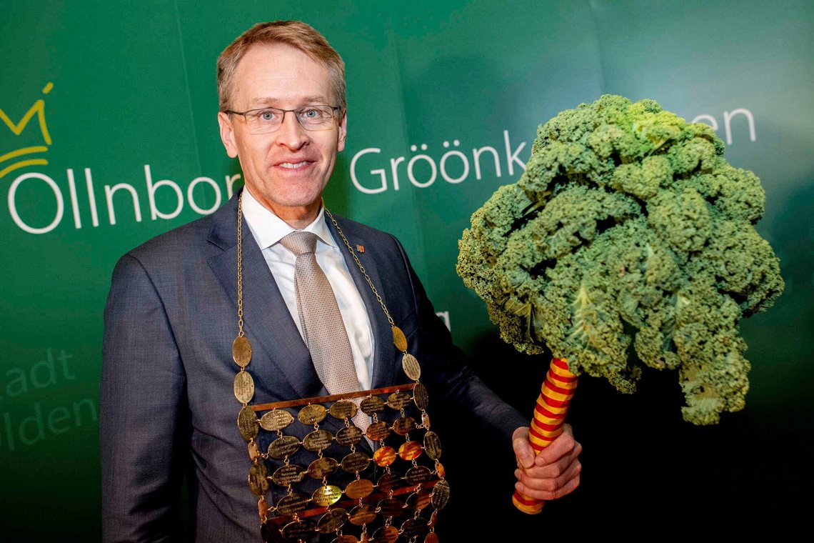 The new Oldenburg Kale King Daniel Günther, Minister President of Schleswig-Holstein, holds a kale plant, also known as the "Oldenburg Palm," during the traditional "Defftig Ollnborger Gröönkohl-Äten" at the Lower Saxony State Representation in Berlin, Monday, March 10, 2025. (Hauke-Christian Dittrich/dpa via AP) The new Oldenburg Kale King Daniel Günther, Minister President of Schleswig-Holstein, holds a kale plant, also known as the "Oldenburg Palm," during the traditional "Defftig Ollnborger Gröönkohl-Äten" at the Lower Saxony State Representation in Berlin, Monday, March 10, 2025. (Hauke-Christian Dittrich/dpa via AP)