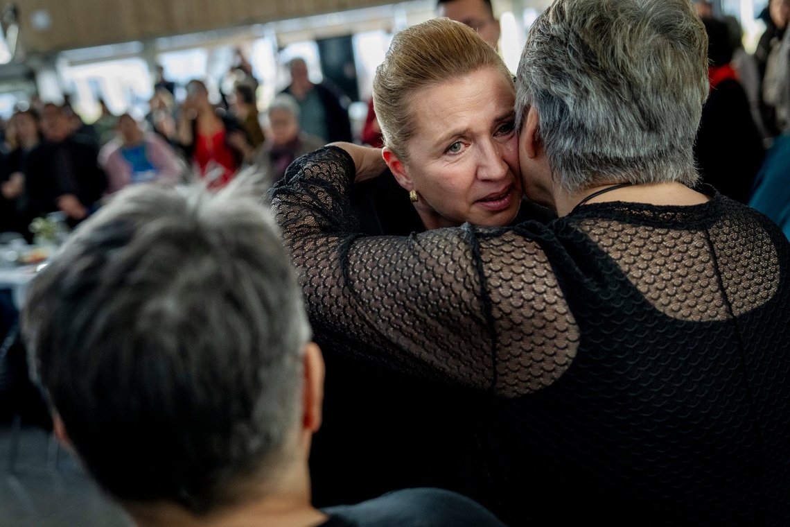 Formanden for Naalakkersuisut Jens-Frederik Nielsen og statsminister Mette Frederiksen hilser på berørte kvinder i spiralsagen efter den officielle undskyldning i spiralsagen er givet under et arrangement i Katuaq i Nuuk, Grønland, onsdag den 24. september 2025.. (Foto: Mads Claus Rasmussen/Ritzau Scanpix) Formanden for Naalakkersuisut Jens-Frederik Nielsen og statsminister Mette Frederiksen hilser på berørte kvinder i spiralsagen efter den officielle undskyldning i spiralsagen er givet under et arrangement i Katuaq i Nuuk, Grønland, onsdag den 24. september 2025.. (Foto: Mads Claus Rasmussen/Ritzau Scanpix)