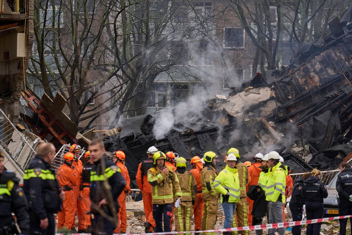 Brandfolk står ved en ødelagt bygning efter en eksplosion, der ødelagde flere lejligheder og sårede flere mennesker, i Haag, 7. december 2024. Foto: Phil Nijhuis, AP-NTB. Brandfolk står ved en ødelagt bygning efter en eksplosion, der ødelagde flere lejligheder og sårede flere mennesker, i Haag, 7. december 2024. Foto: Phil Nijhuis, AP-NTB.